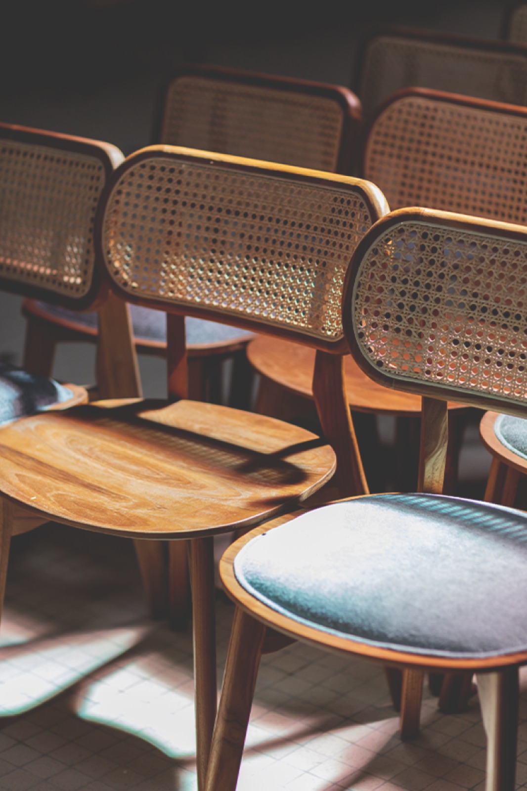 Chaises en teck et cannage