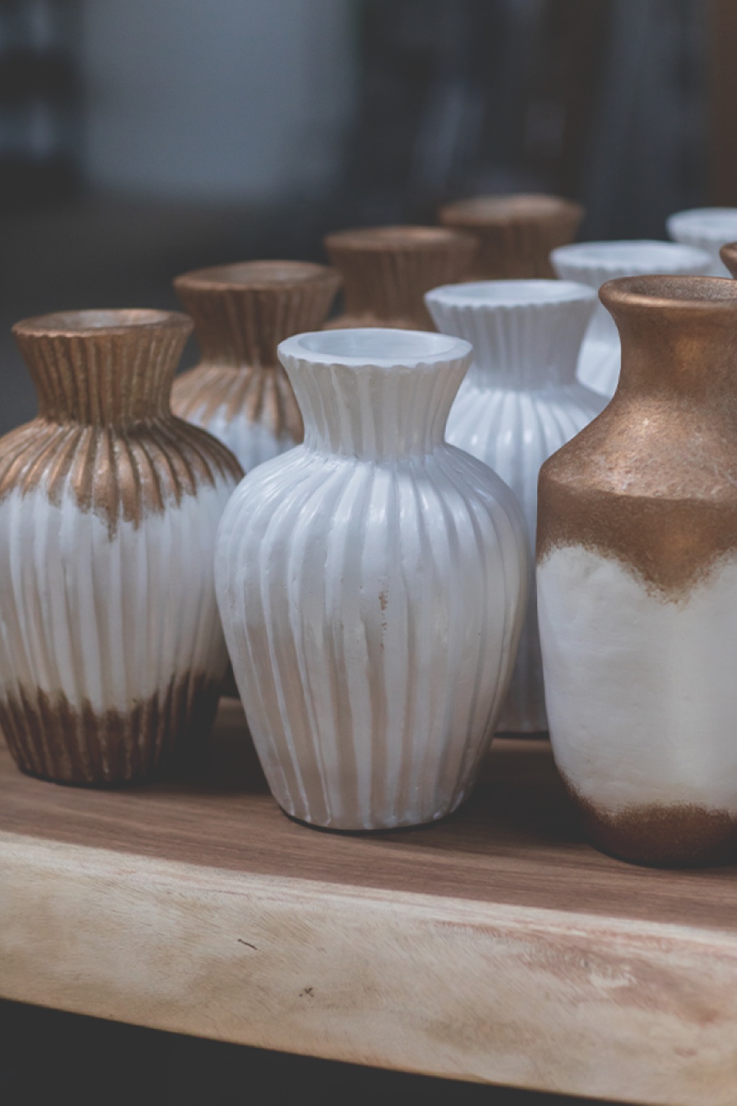 Chaises en teck et cannage, vases en grès chez Koh.