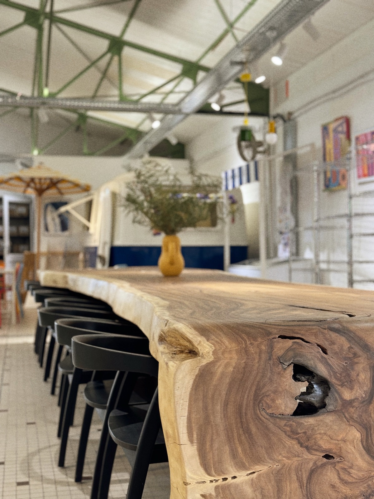 Grande table en bois massif et chaises noires