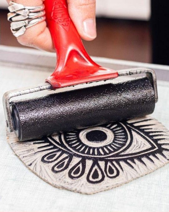 Rouleau encreur sur une gravure en forme d'oeil