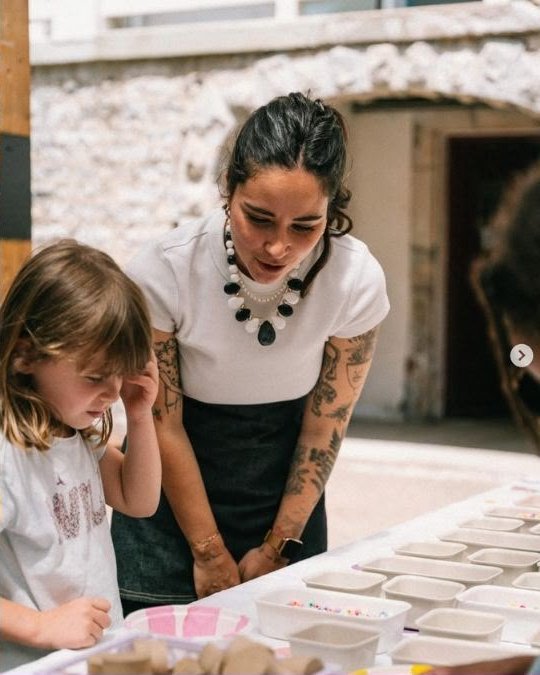 Une enfant concentrée pendant l'atelier